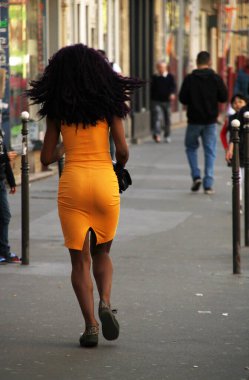 Sokakta yürüyen genç bir kadın