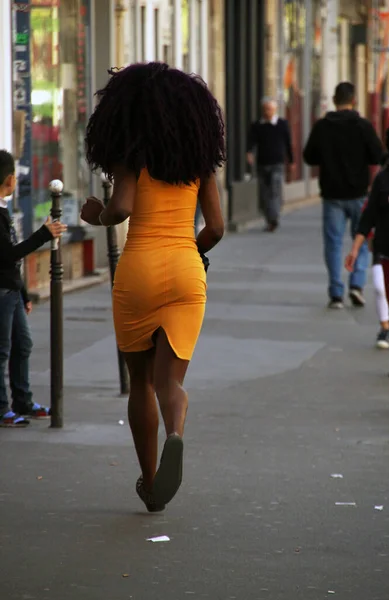 Νεαρή Γυναίκα Περπατά Στο Δρόμο — Φωτογραφία Αρχείου