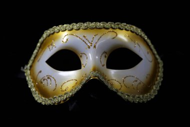 Siyah arkaplanda karnaval maskesi
