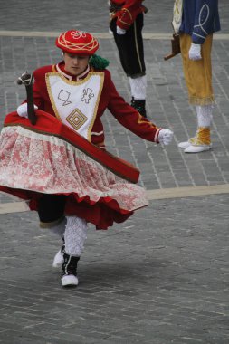 Halk festivalinde geleneksel bas dansı