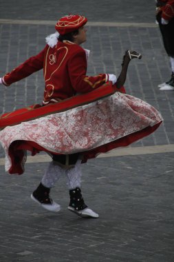 Halk festivalinde geleneksel bas dansı