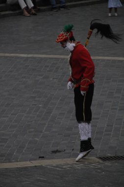 Halk festivalinde geleneksel bas dansı