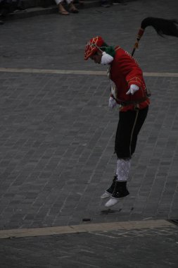 Halk festivalinde geleneksel bas dansı