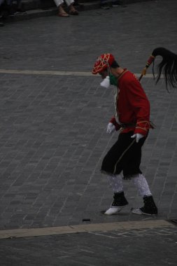 Halk festivalinde geleneksel bas dansı