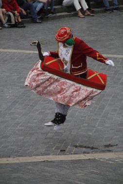 Halk festivalinde geleneksel bas dansı