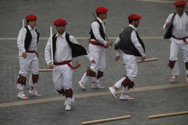Halk festivalinde geleneksel bas dansı