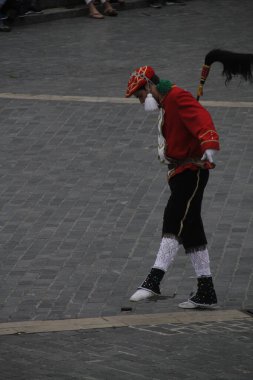 Halk festivalinde geleneksel bas dansı