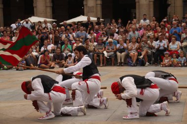 Halk festivalinde geleneksel bas dansı