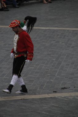 Halk festivalinde geleneksel bas dansı