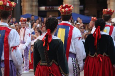 Halk festivalinde geleneksel bas dansı