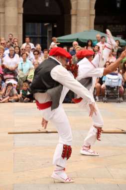 Halk festivalinde geleneksel bas dansı