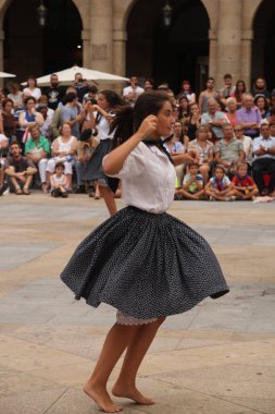 Halk festivalinde geleneksel bas dansı