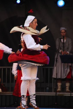 Halk festivalinde geleneksel bas dansı