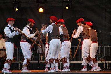 Halk festivalinde geleneksel bas dansı