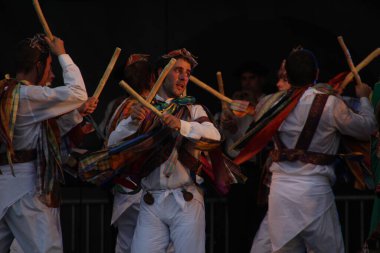 Halk festivalinde geleneksel bas dansı