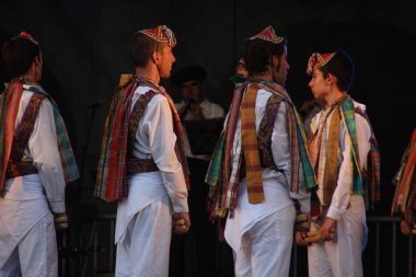 Halk festivalinde geleneksel bas dansı