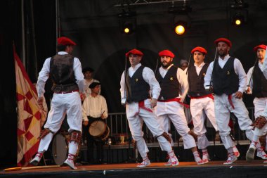 Halk festivalinde geleneksel bas dansı