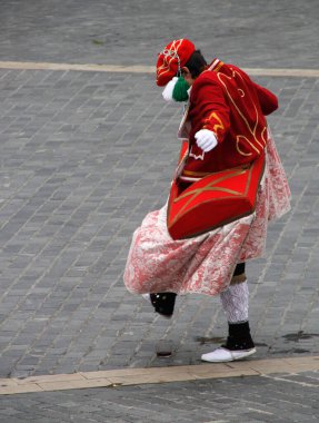 Halk festivalinde geleneksel bas dansı