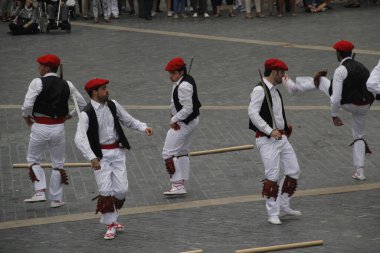 Halk festivalinde geleneksel bas dansı