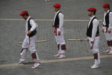 Halk festivalinde geleneksel bas dansı
