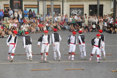 Halk festivalinde geleneksel bas dansı