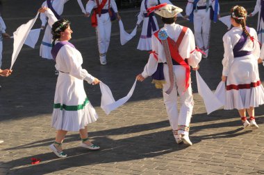 Halk festivalinde geleneksel bas dansı