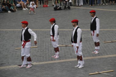 Halk festivalinde geleneksel bas dansı