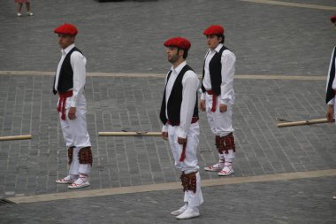 Halk festivalinde geleneksel bas dansı