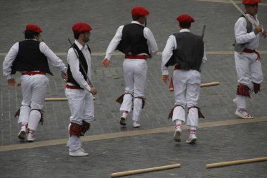 Halk festivalinde geleneksel bas dansı