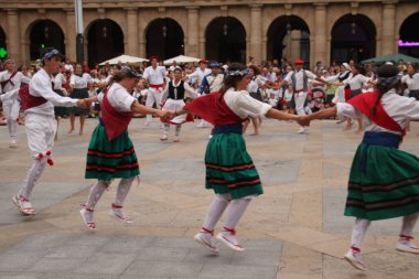 Halk festivalinde geleneksel bas dansı