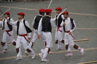 Halk festivalinde geleneksel bas dansı