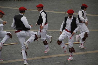 Halk festivalinde geleneksel bas dansı