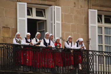 Halk festivalinde geleneksel bas dansı
