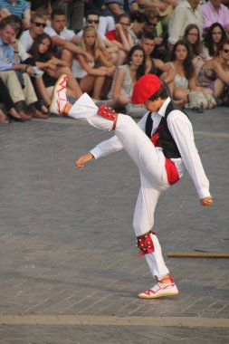 Halk festivalinde geleneksel bas dansı