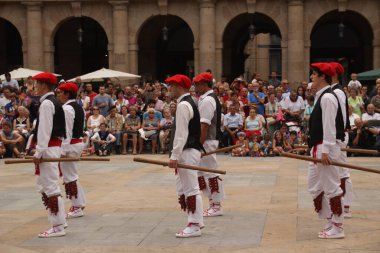 Halk festivalinde geleneksel bas dansı