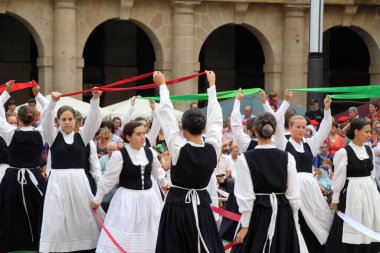Halk festivalinde geleneksel bas dansı