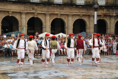 Halk festivalinde geleneksel bas dansı
