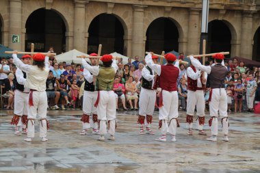 Halk festivalinde geleneksel bas dansı