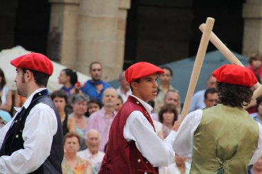 Halk festivalinde geleneksel bas dansı