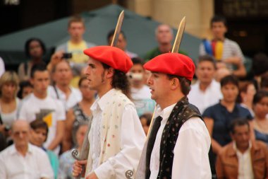 Halk festivalinde geleneksel bas dansı