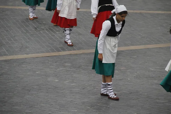 民间节中的传统巴斯克舞 — 图库照片