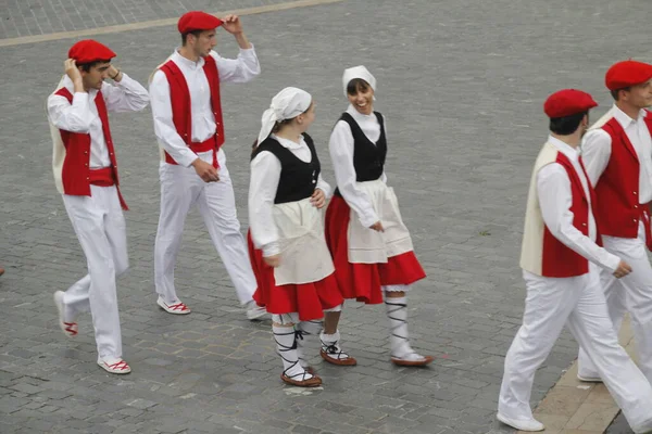 民俗祭の伝統的なバスク舞踊は — ストック写真