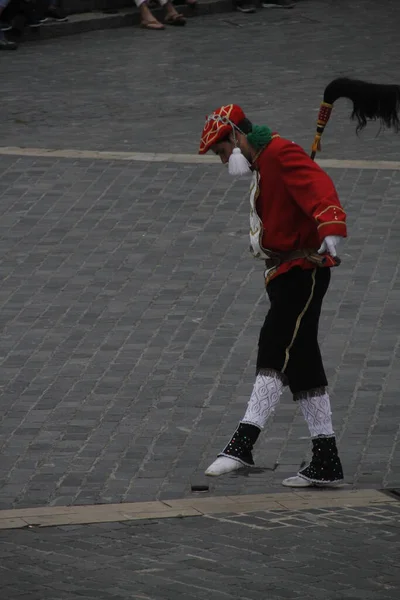 Halk festivalinde geleneksel bas dansı