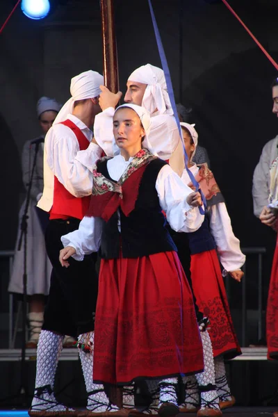 Halk Festivalinde Geleneksel Bas Dansı — Stok fotoğraf