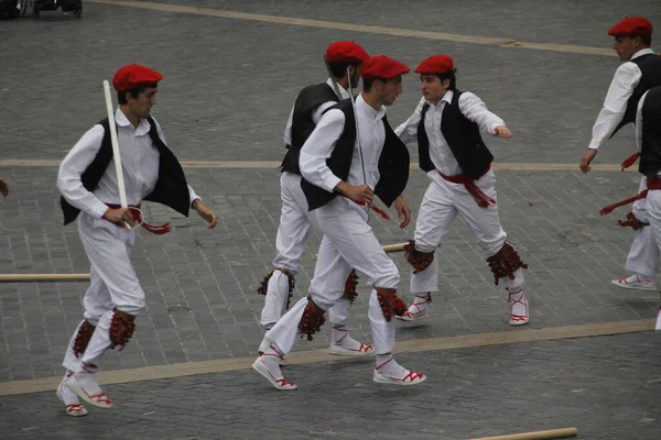 民俗祭の伝統的なバスク舞踊は — ストック写真