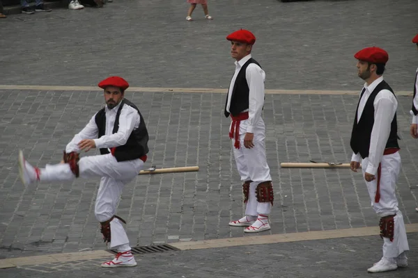 民俗祭の伝統的なバスク舞踊は — ストック写真