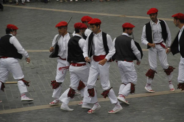 民俗祭の伝統的なバスク舞踊は — ストック写真