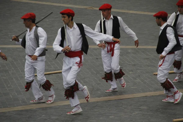 民间节中的传统巴斯克舞 — 图库照片