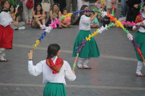 民俗祭の伝統的なバスク舞踊は — ストック写真