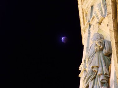 Geceleyin ay manzarası